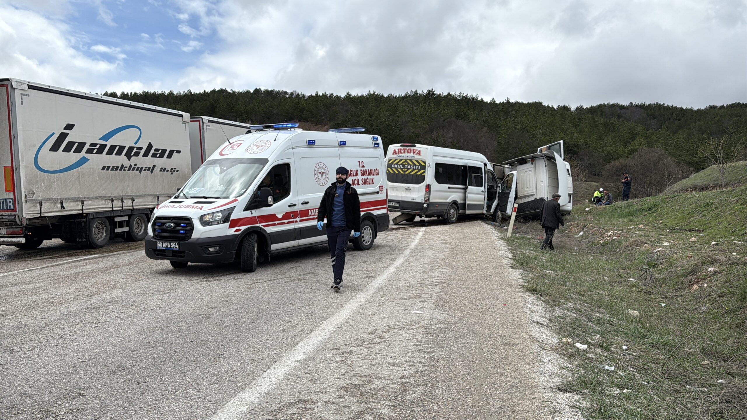 TIR VE YOLCU SERVİSİ ÇARPIŞTI: 6 YARALI