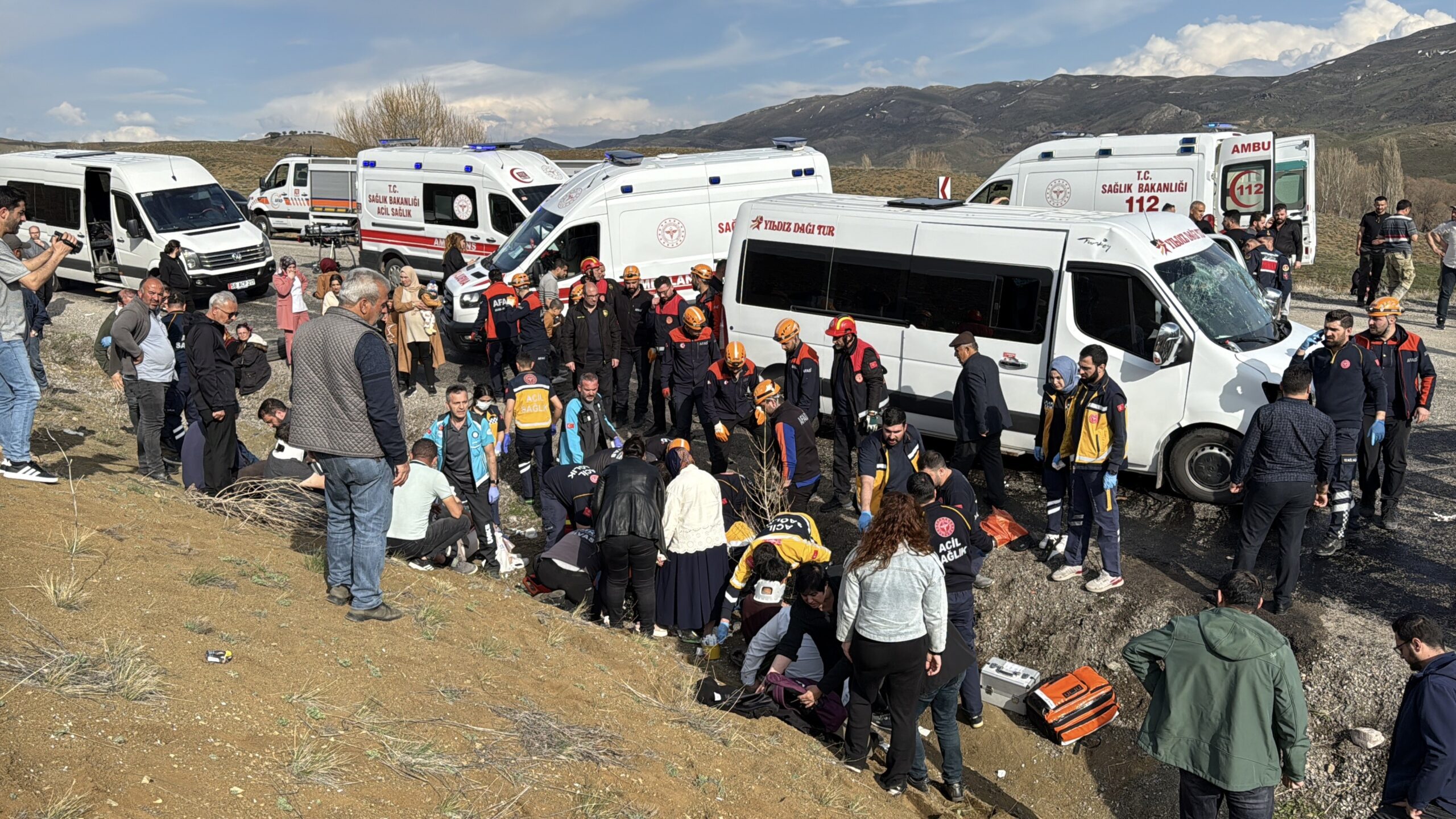 ÖĞRETMENLERİ TAŞIYAN MİNİBÜS KAZAYA KARIŞTI: 3'Ü AĞIR 15 YARALI