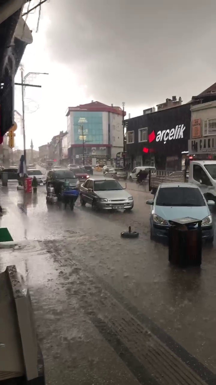 SİVAS'TA DOLU YAĞIŞI ETKİLİ OLDU