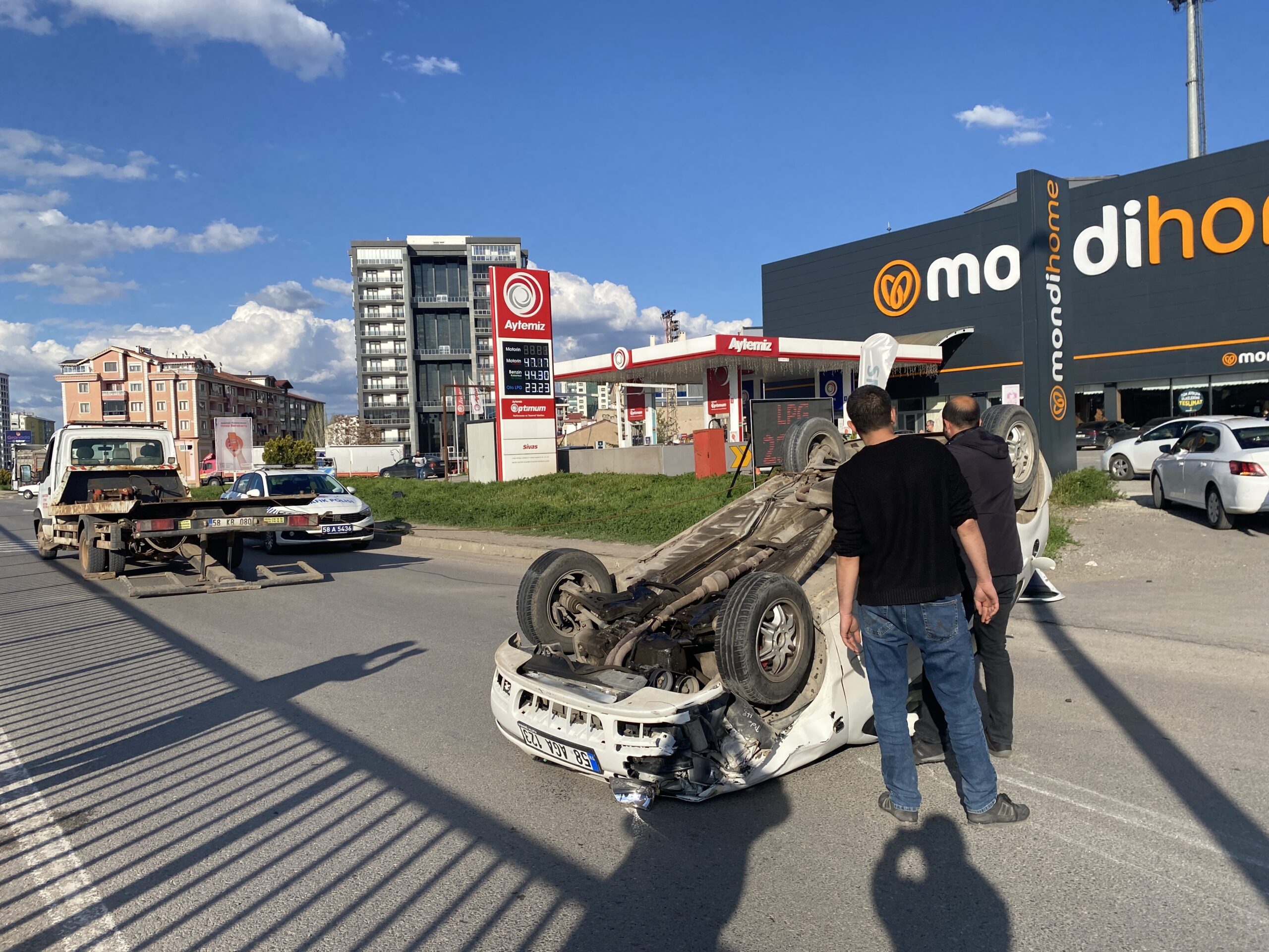 SİVAS'TA OTOMOBİL DEVRİLDİ: 3 YARALI