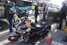 MOTOSİKLET SÜRÜCÜSÜNÜN DİKKATSİZLİĞİ KAZAYA NEDEN OLDU: 2 KİŞİ YARALANDI İKİ MOTOSİKLETİN KARIŞTIĞI KAZADA SÜRÜCÜLER YARALANDI, KAZA ANI GÜVENLİK KAMERASINA YANSIDI
